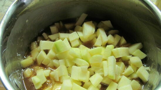 Bizcocho de nueces con manzanas acarameladas, nata y mousse de caramelo