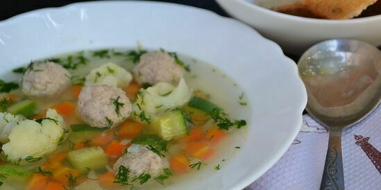 Sopa de verduras con albóndigas