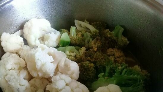 Minestra cremosa magra di cavolfiore e broccoli al curry