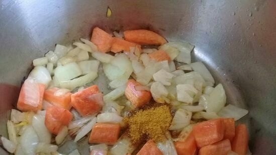 Minestra cremosa magra di cavolfiore e broccoli al curry