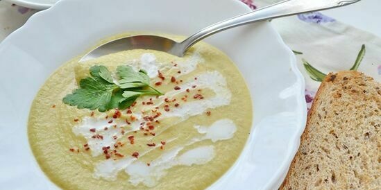 Minestra cremosa magra di cavolfiore e broccoli al curry