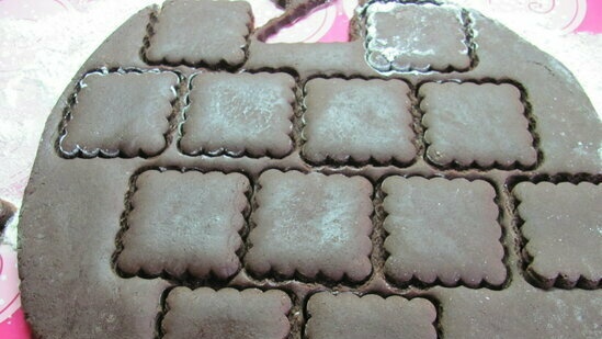 Pan de jengibre magro de chocolate y miel en glaseado de azúcar con amonio