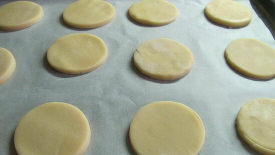 Biscotti di zucchero con ammoniaca e glassa reale