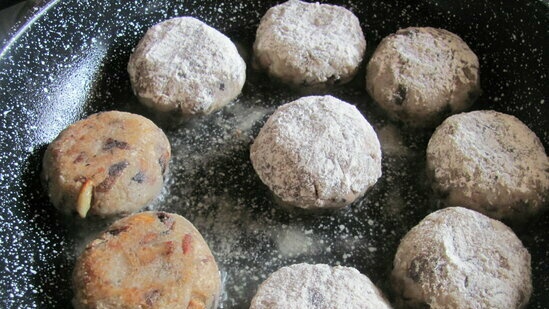 Rice and mushroom meatballs baked with mushroom sauce (lean)