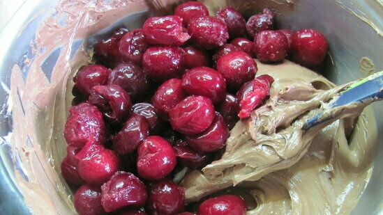 Tarta de queso de chocolate con cerezas