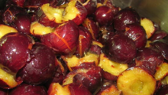 Marmellata di prugne con pectina in barattolo