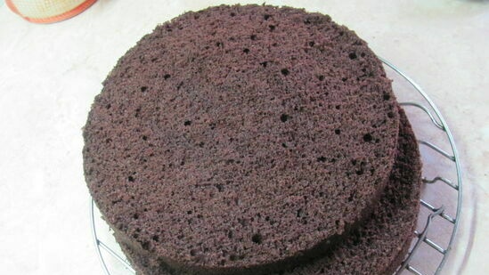 Chocolate cake Raspberry sa tsokolate na may raspberry jelly, namelaka at cream mousse