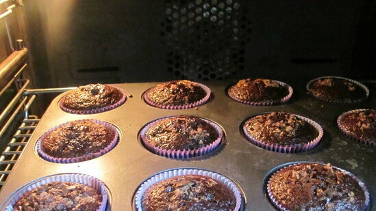 Cupcakes de chocolate y café con puré de calabaza y merengue