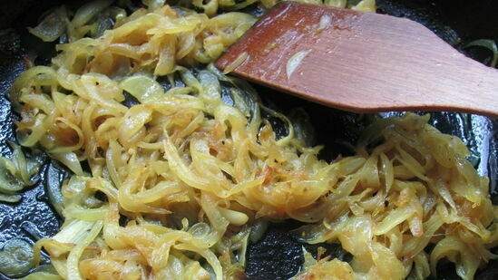 Folding khingal (khingyal) with meat