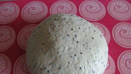 Pane al burro con semi di sesamo nero, formaggio e pomodori secchi