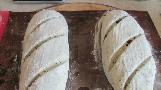 Boterbrood met zwarte sesamzaadjes, kaas en zongedroogde tomaten