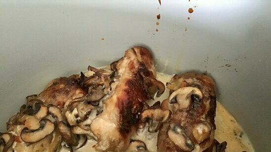 Chicken rolls with mushroom filling and sauce (Ninja Foodi)