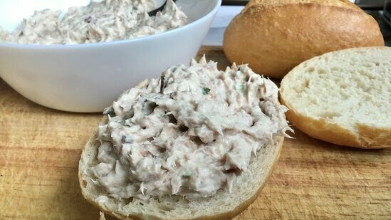 Dip spread of fish (tuna), cheese and mint