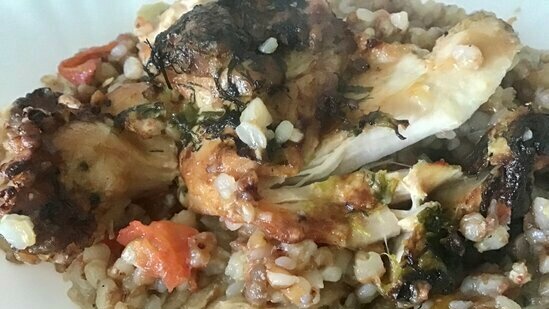 Grano saraceno con verdure e pollo in un calderone di ghisa, cotto al forno (+ video)