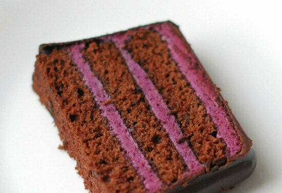 Chocolate cake na may blueberry mousse