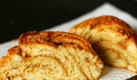 Twisted buns with tahini