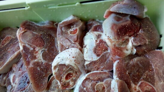 Filetes de muslo de pavo al horno con tomates secos y queso