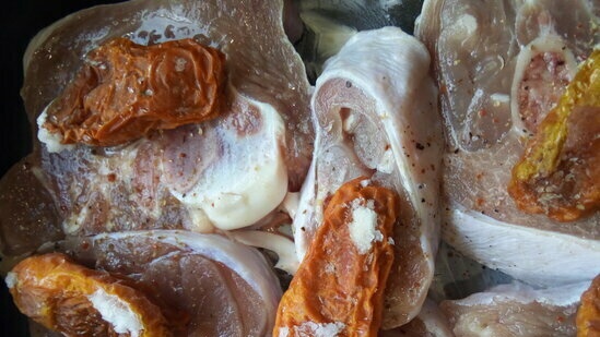 Filetes de muslo de pavo al horno con tomates secos y queso