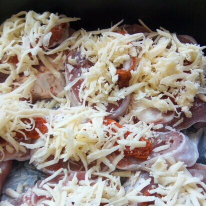 Filets de baqueta de gall dindi al forn amb tomàquets secs i formatge