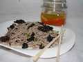 Soba con funghi Tagliatelle di grano saraceno con funghi