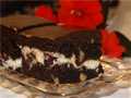 Brownie con crema di formaggio, ciliegie secche e noci