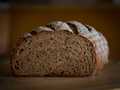 Pane al forno con cardamomo e prugne