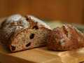 Whole grain bread with raisins, hazelnuts and shallots