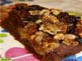 Tarta de chocolate con melocotones y nueces caramelizadas