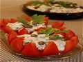 Tomates rellenos de ensalada de atún y alcaparras