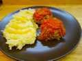 Albóndigas en salsa de tomate con verduras