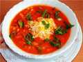 Sopa de tomate con maíz y carnes ahumadas