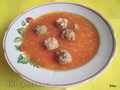 Sopa de tomate con albóndigas