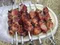 Jugoso shish kebab de carne magra