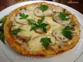 Pizza on a thin yeast base with mushrooms and onions, cooked on the "Porridge" mode (Polaris 0305)