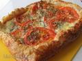 Tarta con tomates, mozzarella y hierbas