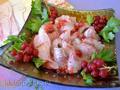 Carpaccio de lubina con lima y grosella roja