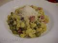 Pasta with green peas and brisket (Pasta piselli con pancetta e panna) in a multicooker Steba DD2