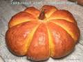 Pumpkin-shaped pumpkin bread with spelled flour, pumpkin seeds, pumpkin seed oil and turmeric