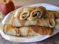 Pancake rotoli con latte cagliato, con cottura di mele