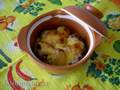 Albóndigas con panqueques y champiñones en una olla