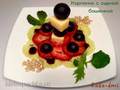 Carpaccio di fragole, uva e kiwi con torretta di formaggio