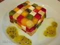 Ensalada de frutas con mozzarella Rubik's cube con leche condensada y salsa de frutas