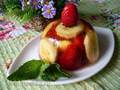 Plátanos con fresas en gelatina de limón