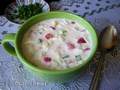 Okroshka con queso Adyghe en ryazhenka