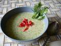 Sopa fría con pepino y pan blanco sobre kéfir