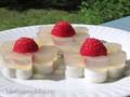 Gelatina en agar agar con frambuesas y leche de coco