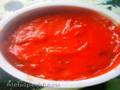 Ketchup de pimiento picante en una olla de cocción lenta