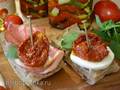 Tomates secados al sol al horno en aceite aromático (cocinar y enlatar)