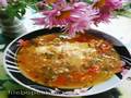 Sopa de frijoles, tocino y encurtidos