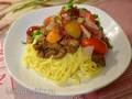 Pasta con carne, hígado, tomates cherry frescos y cebollas rojas en escabeche